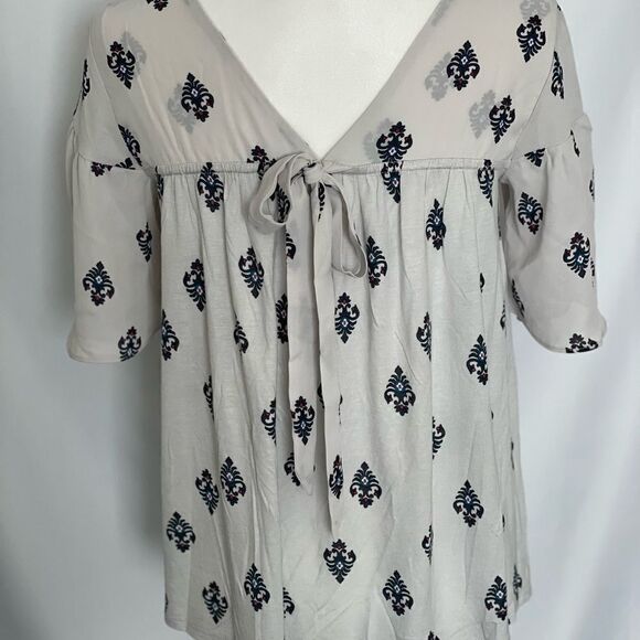 Loft Outlet NWT Gray w/Medallions Sheer Flutter Sleeve V & Bow detail Size XSP - Picture 3 of 10
